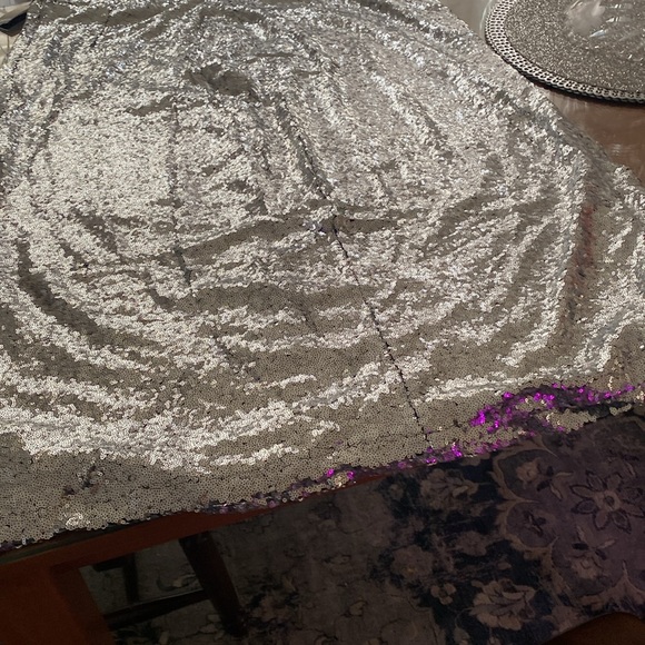 Sequin shimmer maxi skirt with slit - Picture 3 of 7
